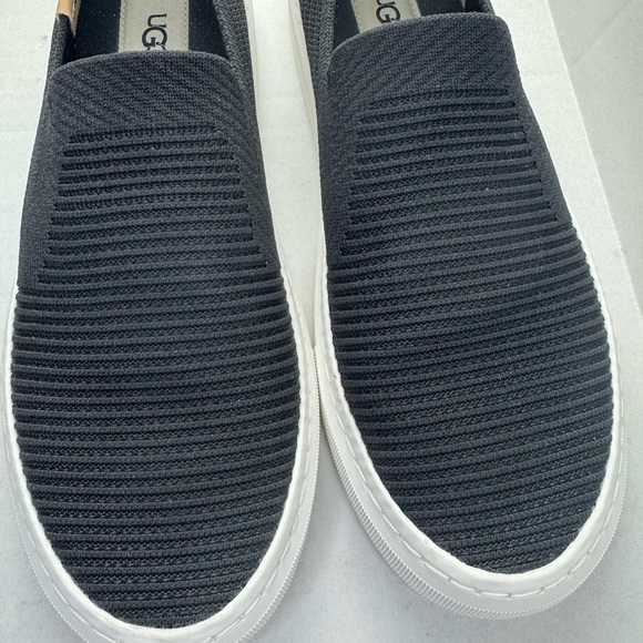UGG Women’s Sammy Sz 9 Slip-on Sneaker Navy Blue Ribbed Knit. main image 5